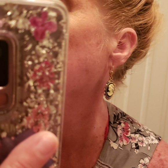 Cameo pierced earrings - Picture 2 of 5